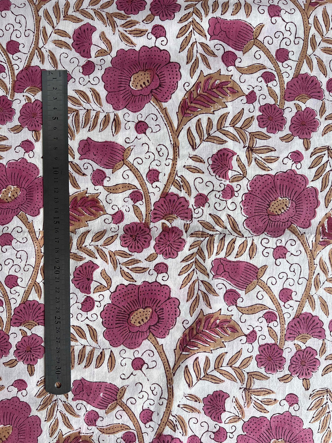 cotton fabric | cotton raspberry natural, white buds & blooms